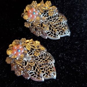 Vintage goldtone leaves and flowers clip on earrings with peach faux pearls